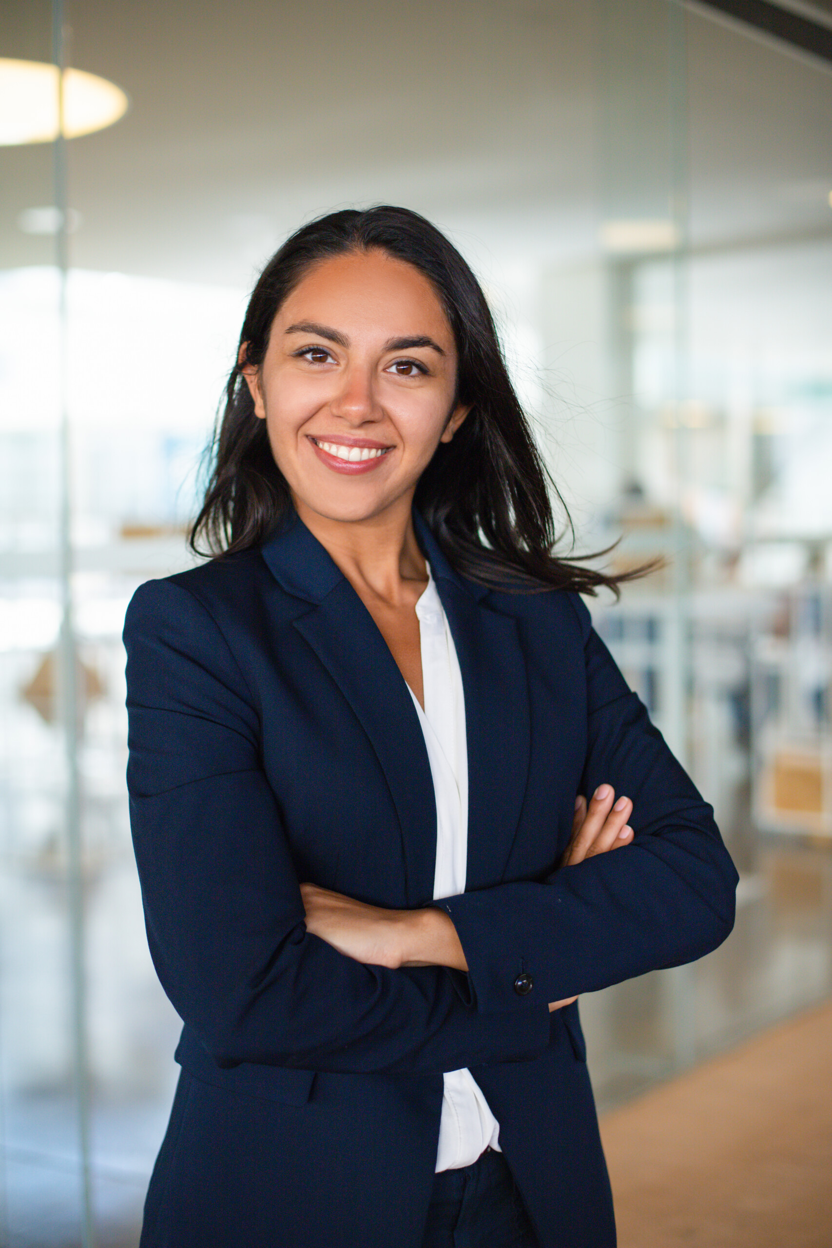 confianza-alegre-joven-empresaria